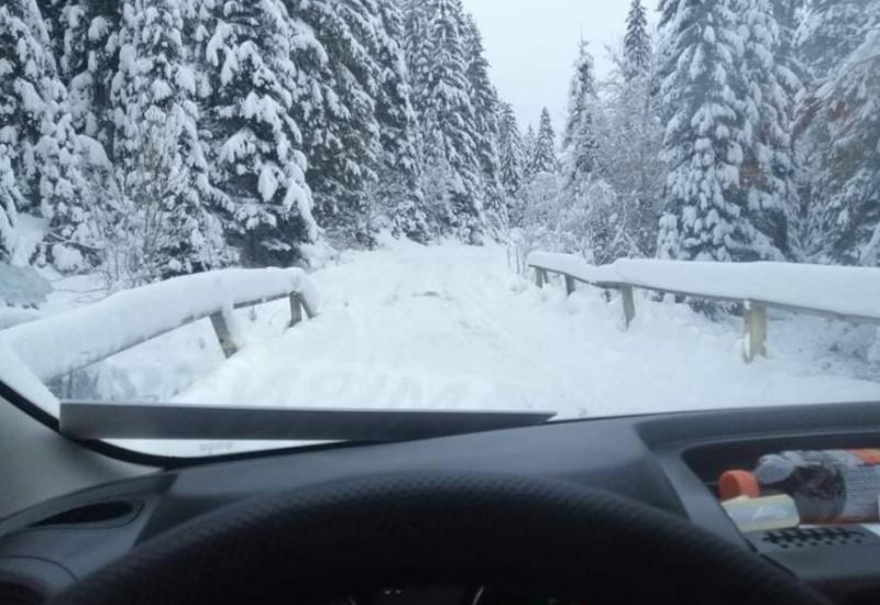 Na nekim cestovnim pravcima zbog snijega obustavaljen promet za šlepere